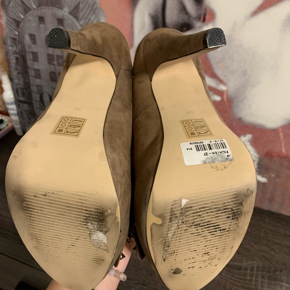 Size 8 Material Girl Heels - Picture 4 of 6